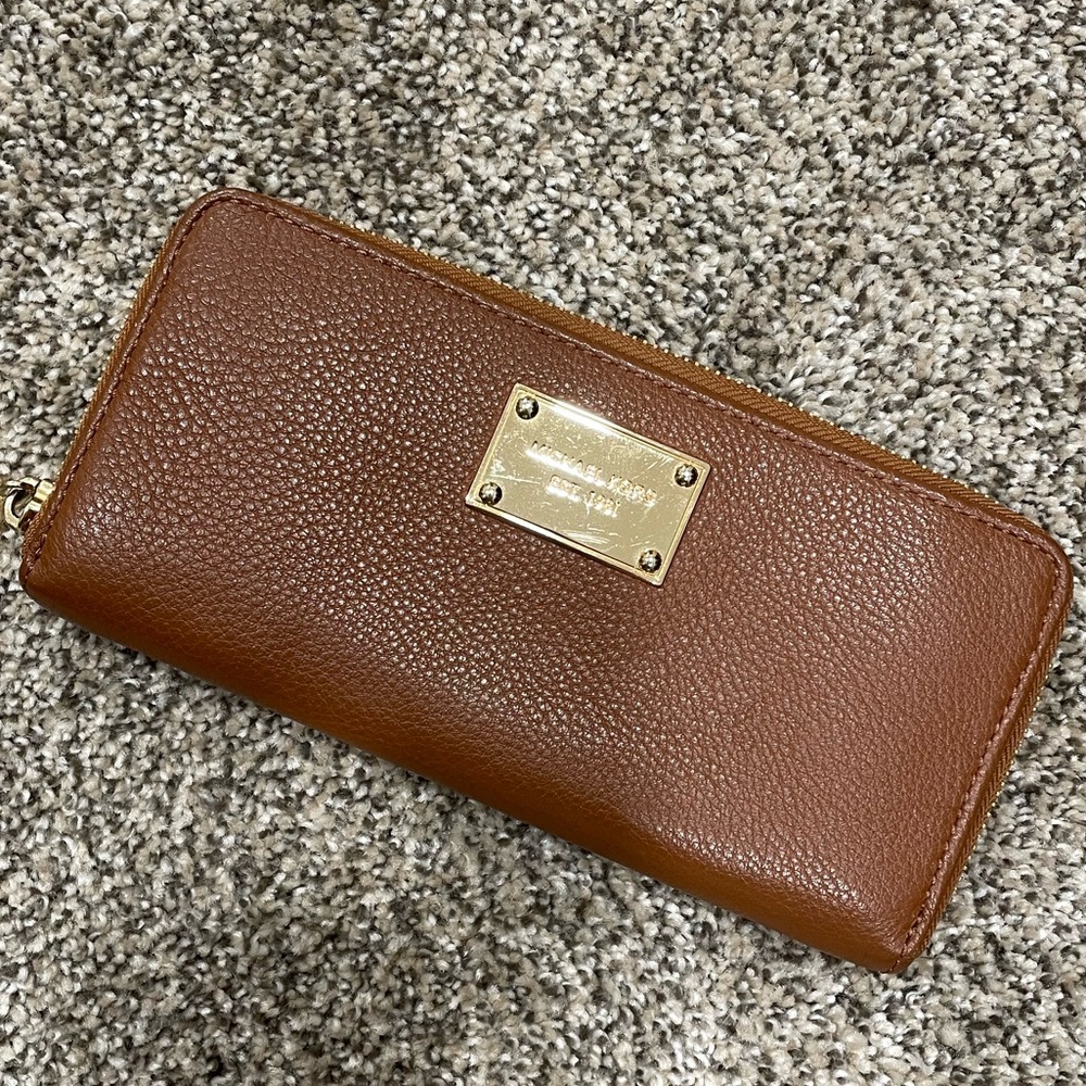 Michael Kors Wallet, great condition!!